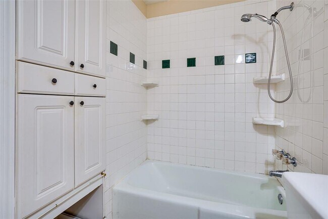 Building Photo - 500 E Riverside Dr