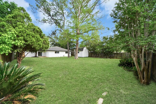 Building Photo - 2407 Crestdale Dr
