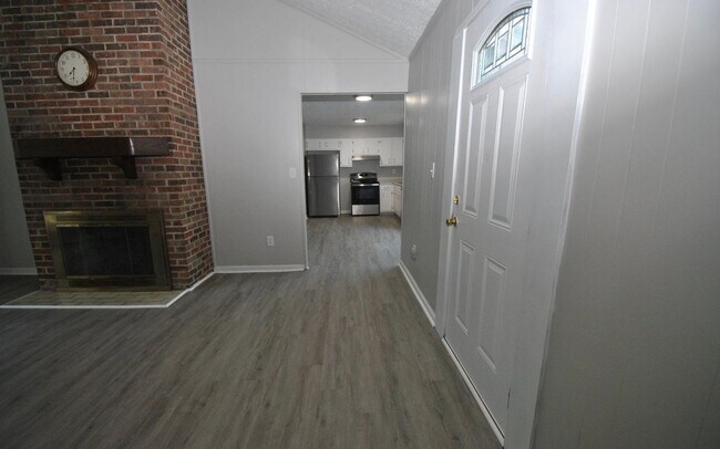 Building Photo - Available 07/27/26 - East Louisville 3 bed, 1.5 bath ranch on corner lot