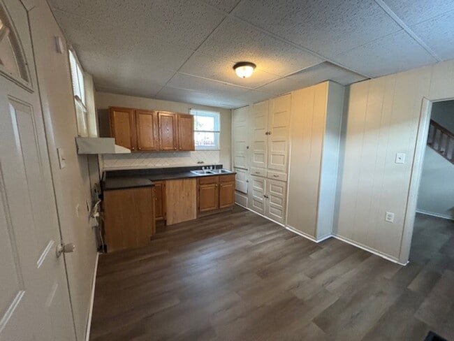 Building Photo - Single Family