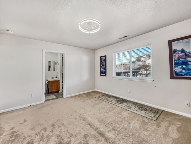 Building Photo - HUGE GARAGE BIGGER HOUSE