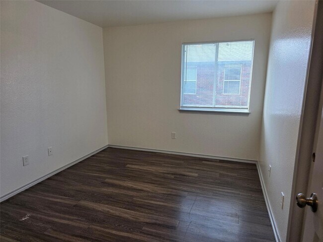 Building Photo - 319 Riverwalk Dr