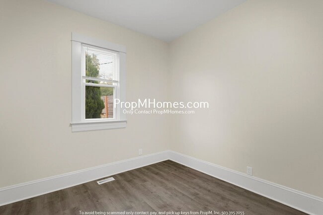 Building Photo - Updated Lair Hill Victorian with Willamette River & Mt Hood Views!