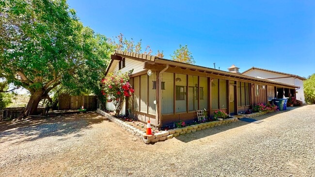 Building Photo - Darling Fully Furnished Guest Home Unit wi...