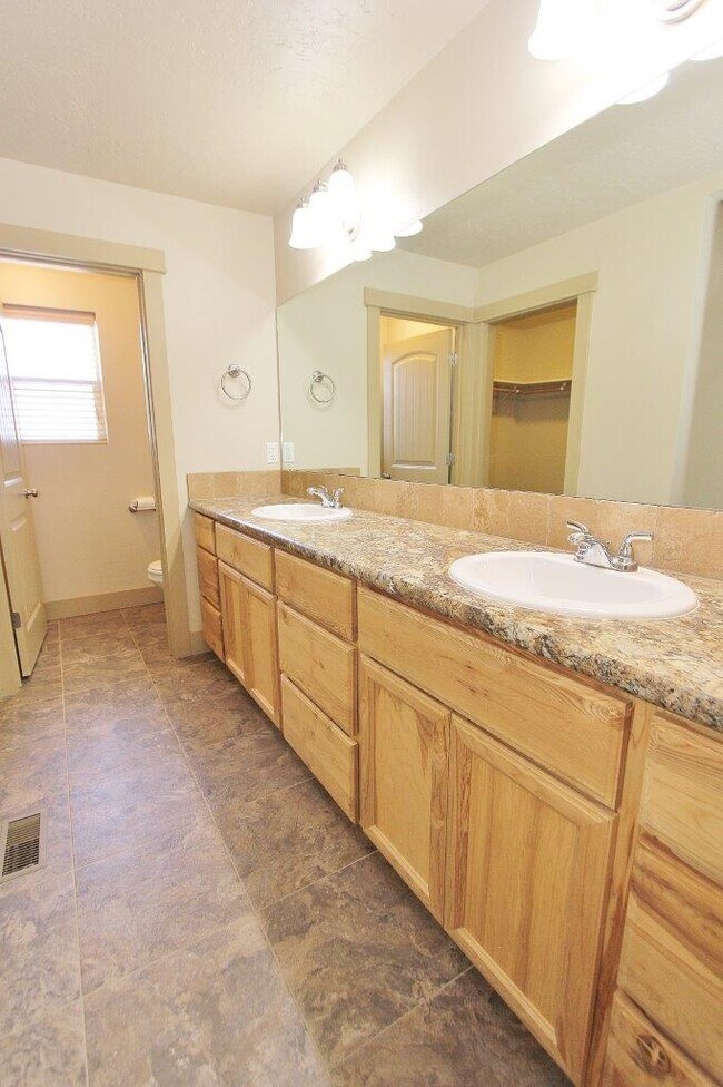 Building Photo - 1161 Kaetzel Way