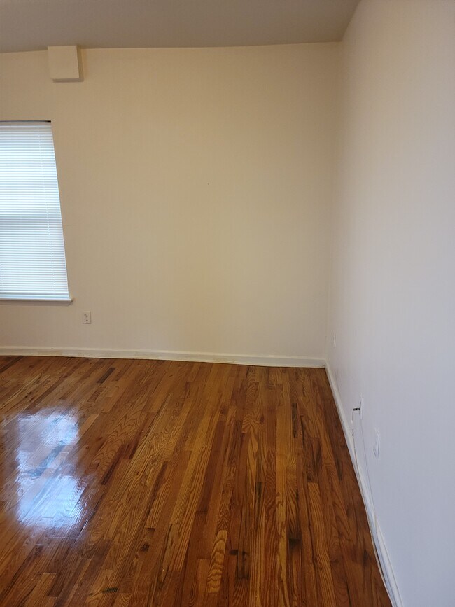 Building Photo - 102 11th Ave W