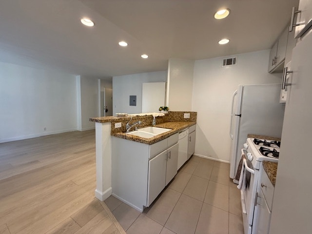 Kitchen with eating bar - 4322 Matilija Ave