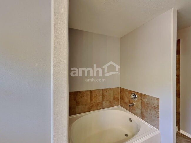 Building Photo - 2203 Shady Birch Dr