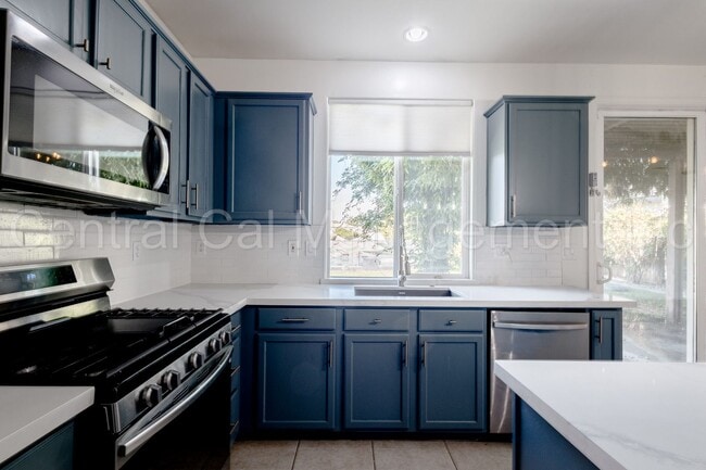 Building Photo - 4 Bedroom/3 Bath Home with Solar, Pool and...
