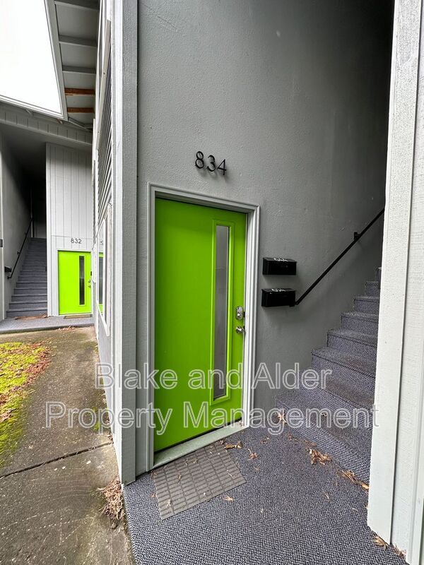 Building Photo - 834 SE 42nd Ave