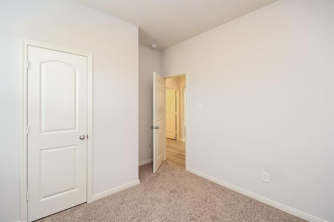 Building Photo - 25326 Shadowdale Dr