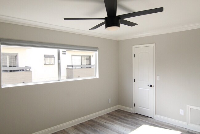 Building Photo - 1450 S Bundy Dr