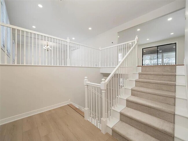 Building Photo - 7783 Kingsview Ln N