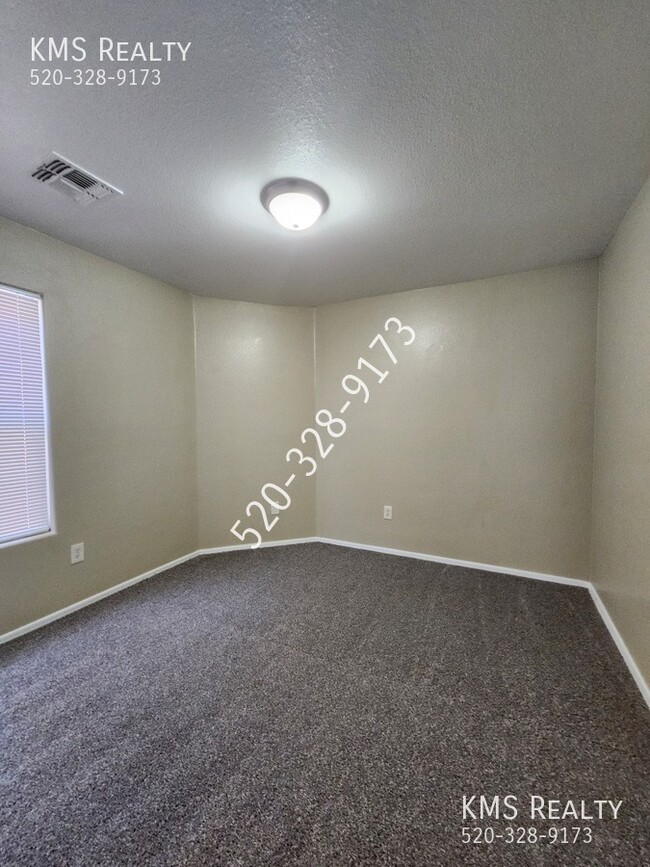 Building Photo - 2035 E Calle Sierra Del Manantial