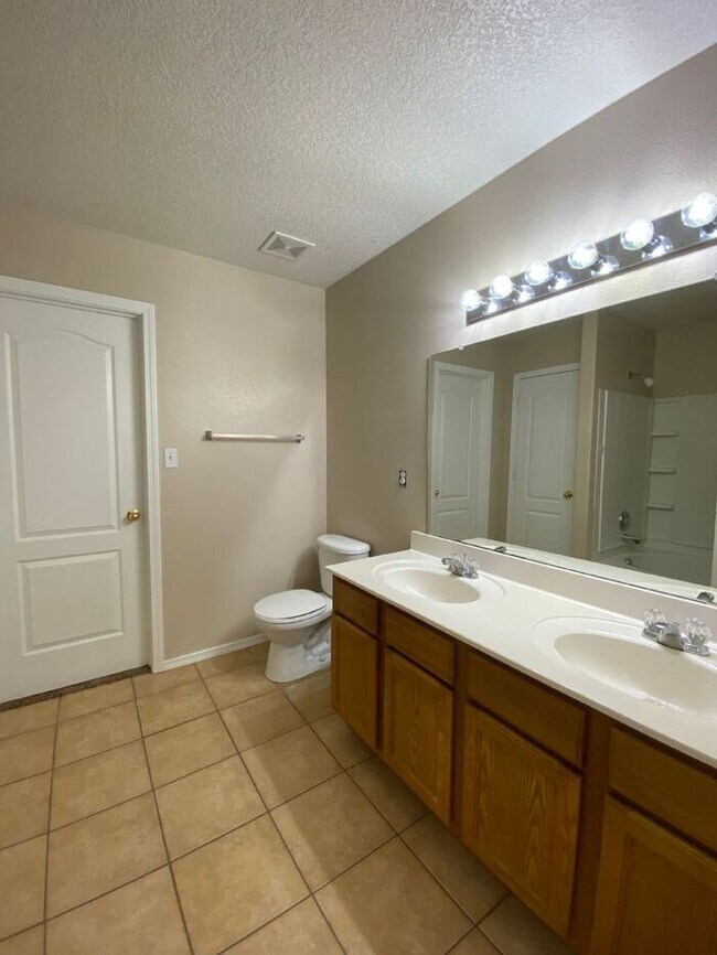 Building Photo - 2 Story - Master on Main Floor - Loft Upst...