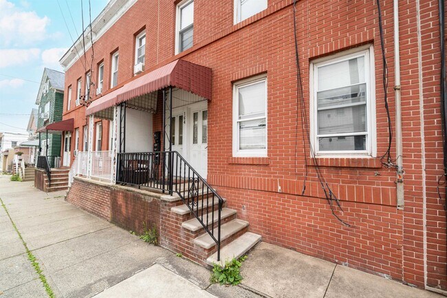 Building Photo - 164 Orient St