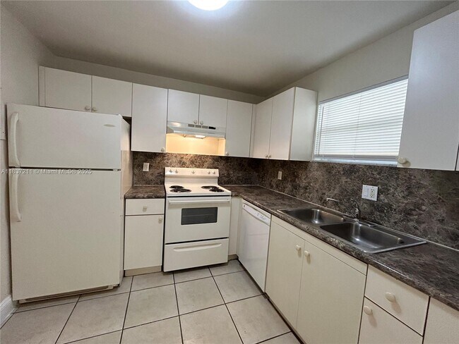 Primary Photo - 4255 N University Dr