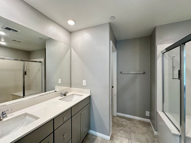 Building Photo - Montecito 60