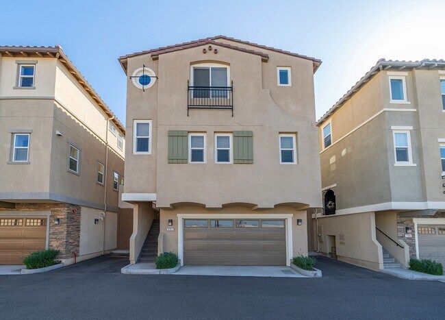 Building Photo - Gorgeous Lomita Townhome