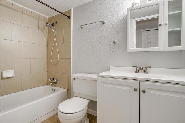 Building Photo - Cozy meets stylish in this 3 bedroom + 2 b...