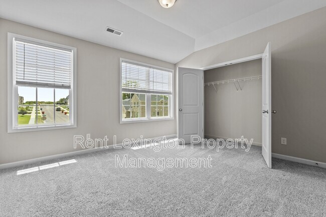 Building Photo - 220 Little Leaf Dr