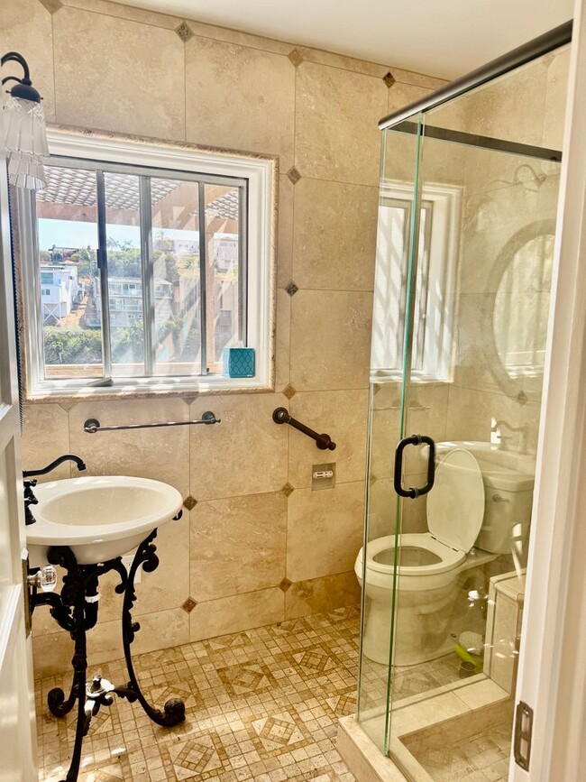Building Photo - Stunning 2 story home with Spanish style a...