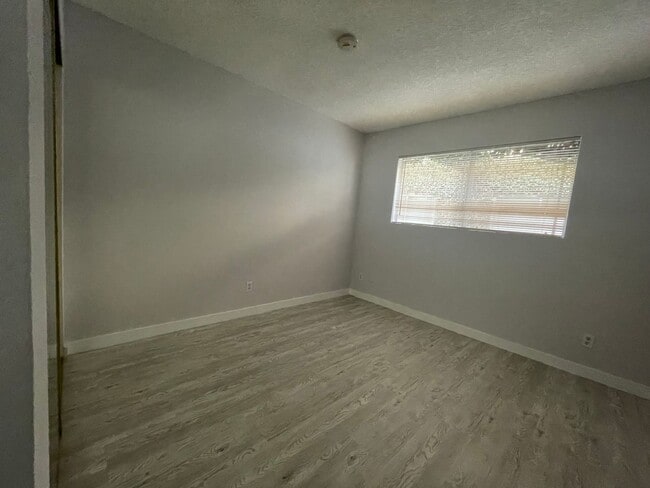 Building Photo - Spacious and Bright Upper Level Unit Ready For Move In!