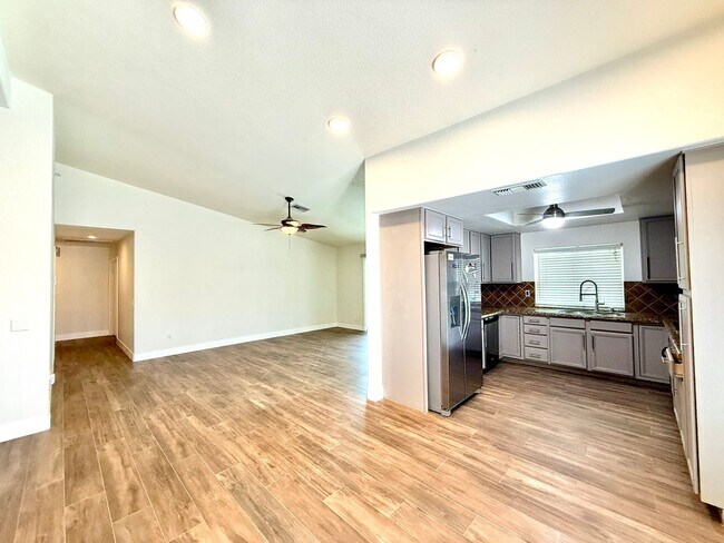 Building Photo - Landau Manor - FANTASTIC 4Br/2ba/3 car garage w/ POOL & SOLAR!