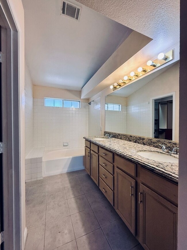 Building Photo - BEAUTIFUL 2 STORY TOWNHOME LOCATED IN THE SOUTHWEST!