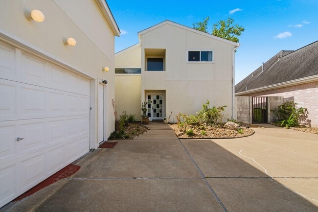 Building Photo - 2810 Lakeview Dr