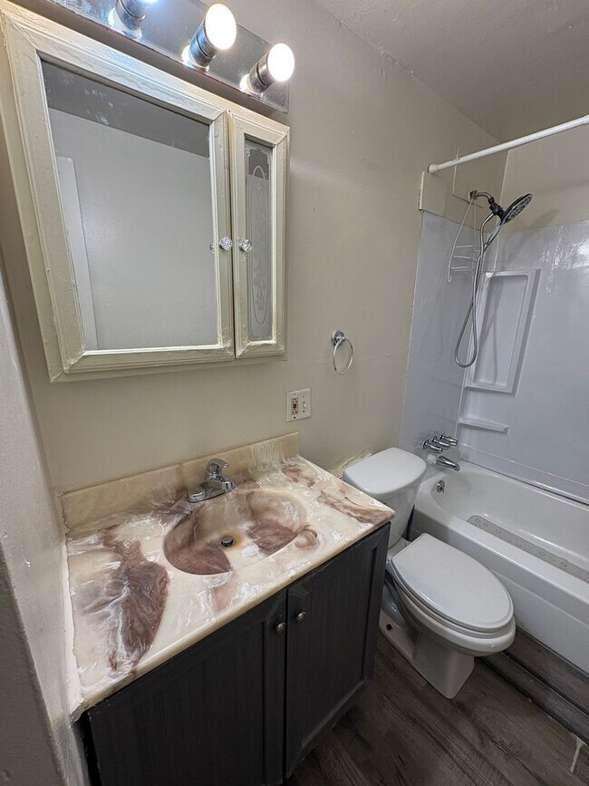 Building Photo - Spacious and charming 4 Bed Home in Convenient West Toledo Location