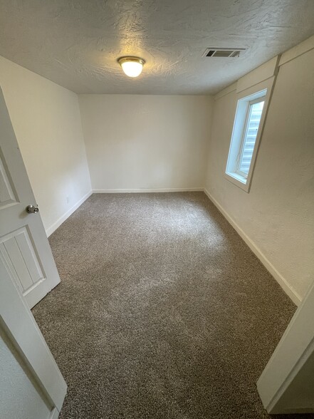 Building Photo - 419 S Garden St