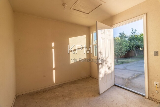 Building Photo - 608 S Golden Gate Ave