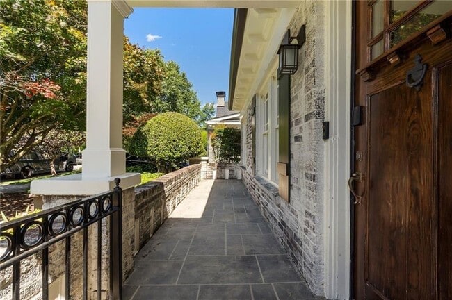 Building Photo - 663 Yorkshire Rd NE