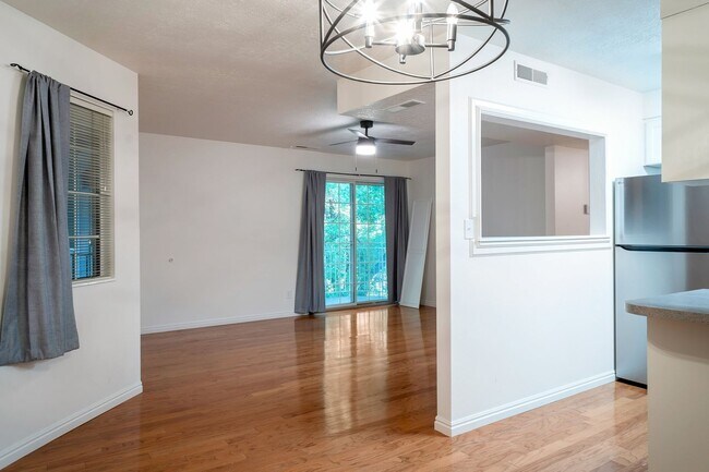 Building Photo - Top Floor Provo condo w private balcony