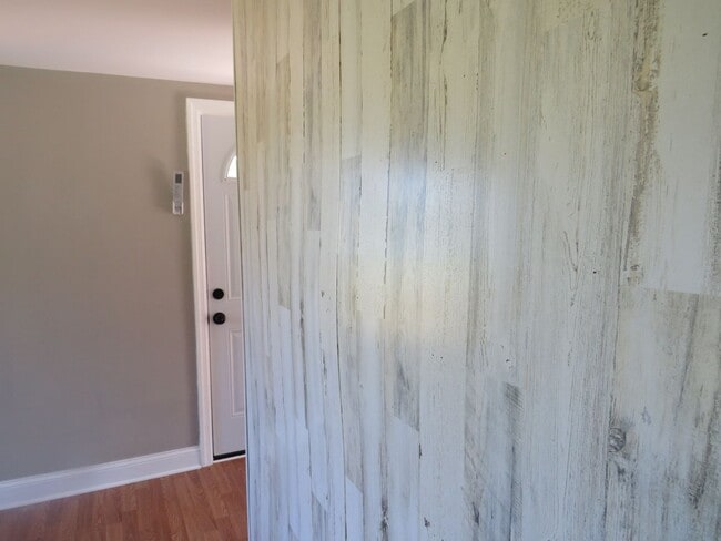 Building Photo - 3 Bedroom 2 Bath Home