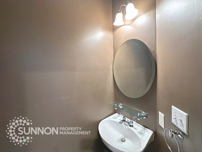 Building Photo - End-unit Townhome in Heart of South Park