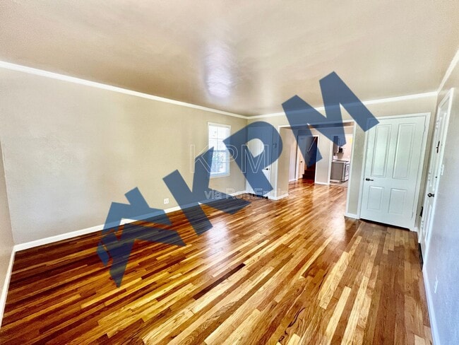 Building Photo - 401 W Mariposa Ave