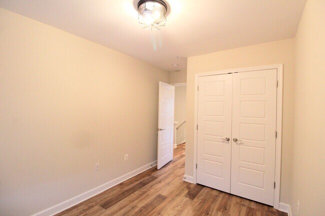 Building Photo - Large 3 level large end unit townhome with...