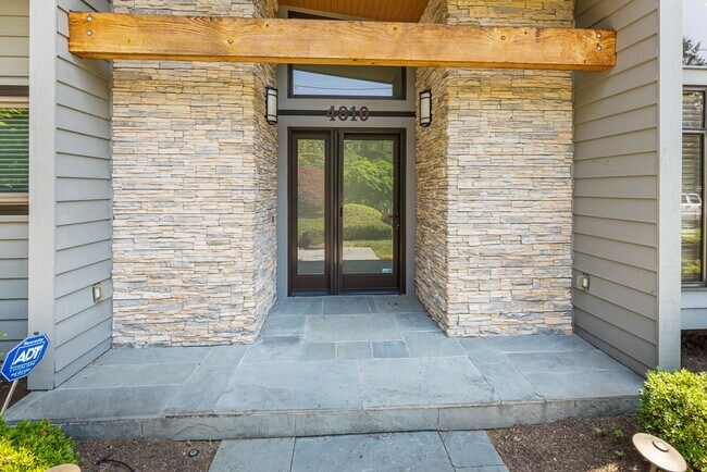 Building Photo - Beautiful West Facing Houghton Home with p...