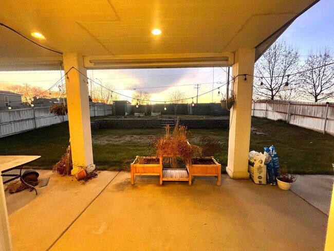 Building Photo - Charming Very Spacious 2-Story Home for Rent in Pasco, WA – Ideal Location Off Road 68!