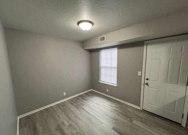 Building Photo - Renovated 3 Bedroom Duplex in Raytown!