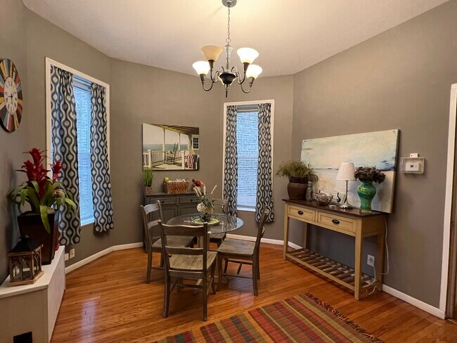 Building Photo - 1516 W Thome Ave