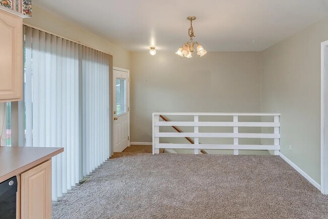 Building Photo - 150 Bobolink Ave
