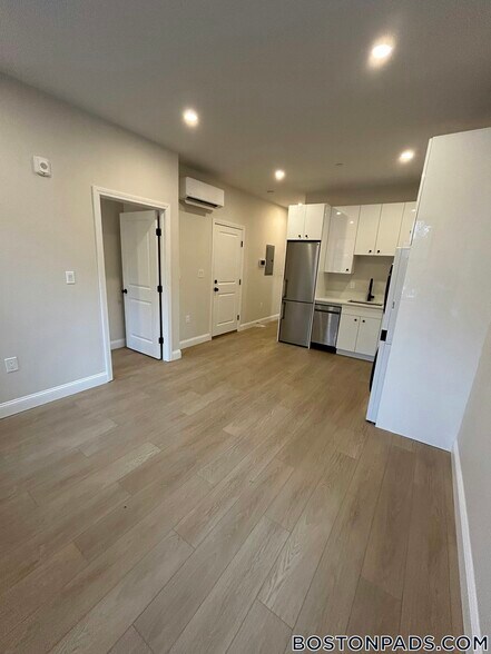 Building Photo - 176 Salem St