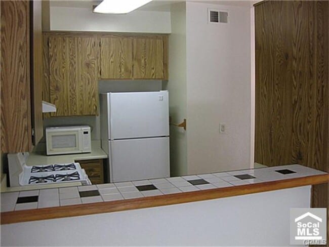 Building Photo - Lower 2 Bedroom condo, gated community