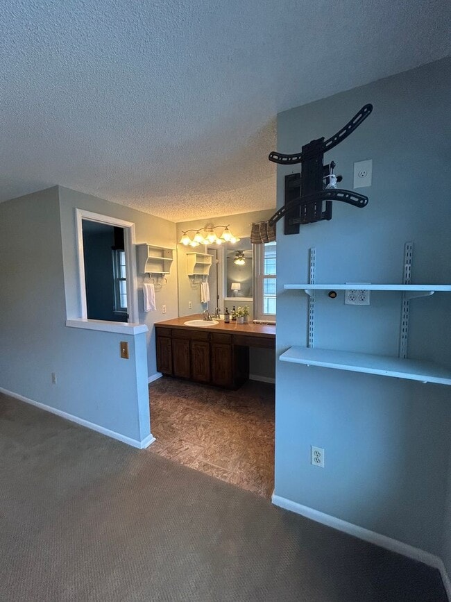 Building Photo - 5 BR/3 1/2 BA in the Desirable Meadowglen Community!!