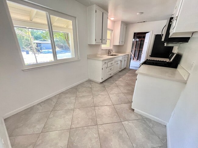 Building Photo - Fall Rental: Charming 2-bedroom, 1-bathroom duplex near UC Davis featuring central heating and ai...