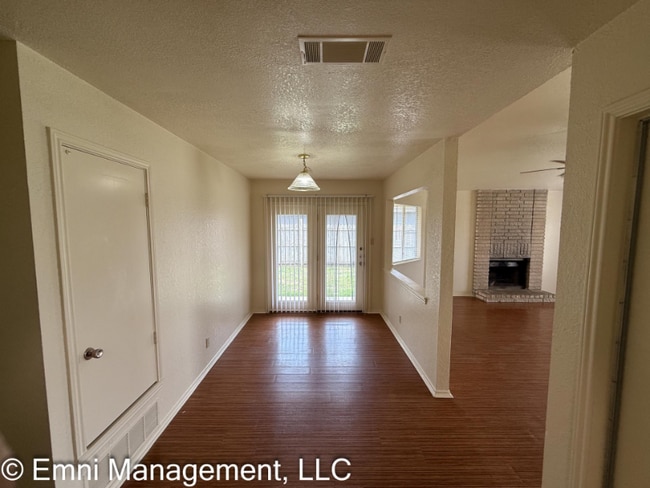 Building Photo - 2304 Silverhill Dr