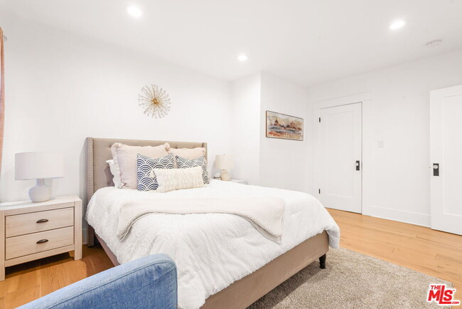 Building Photo - 1107 S St Andrews Pl